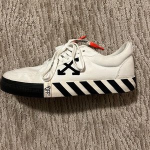 Like new off white volcano lows